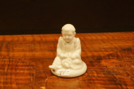 porcelan/postava-sediaca-1
