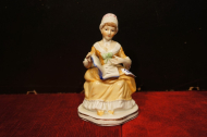 porcelan/zena-s-knihou-1