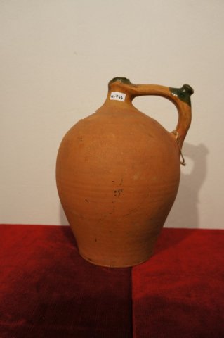 džbán hnedý