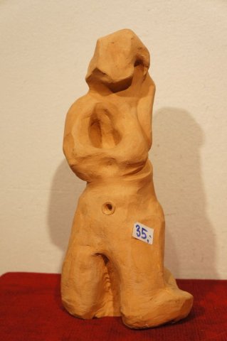 kľačiaca žena