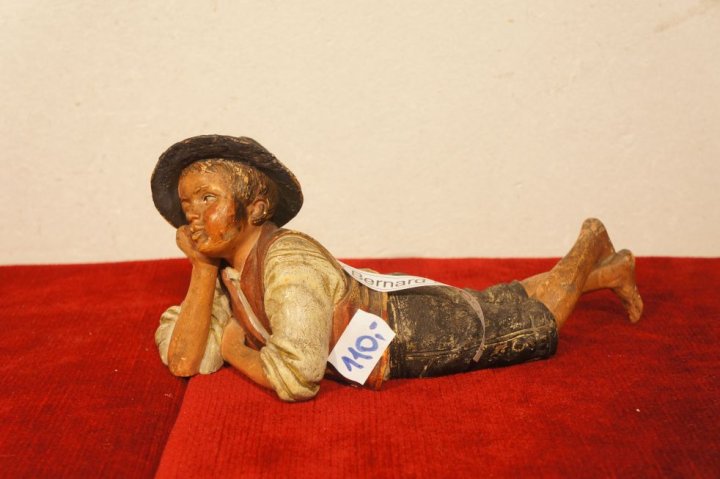 ležiaci chlapec