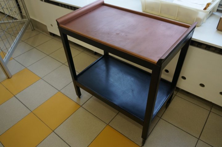 servírovací stolík