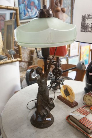 stolná lampa socha