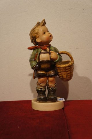 chlapec s košíkom