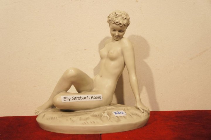 sediaca žena